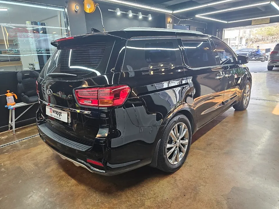 Kia Carnival KA4のカーフィルム施工事例:費用目安と仕上がり 施工写真 1-2