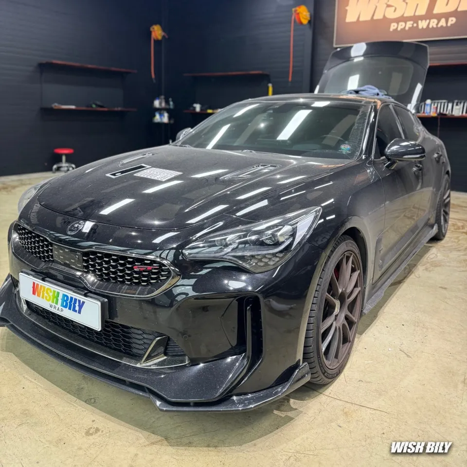Kia Stingerのカーラッピング事例 施工写真 2