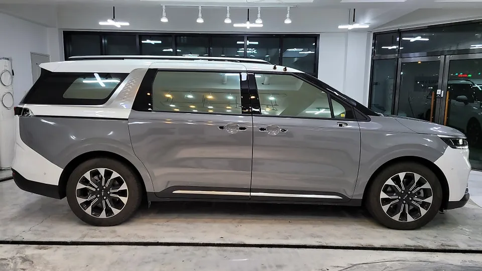 Kia Carnivalのカーラッピング事例 施工写真 1-2