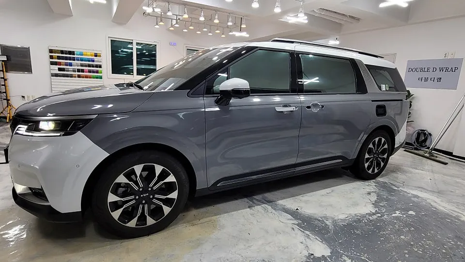 Kia Carnivalのカーラッピング事例 施工写真 2-2
