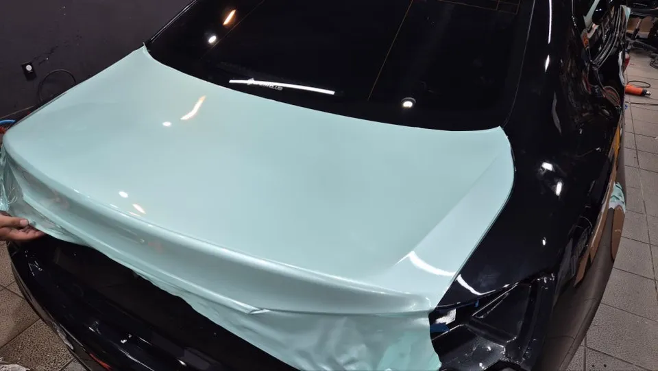 Maserati Quattroporteのカーラッピング事例|高級感あふれるジェイドグリーン 施工写真 2-2