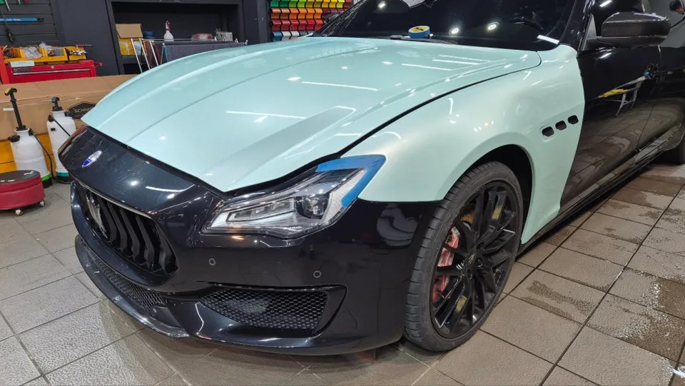 Maserati Quattroporteのカーラッピング事例|高級感あふれるジェイドグリーン 施工写真 1-3