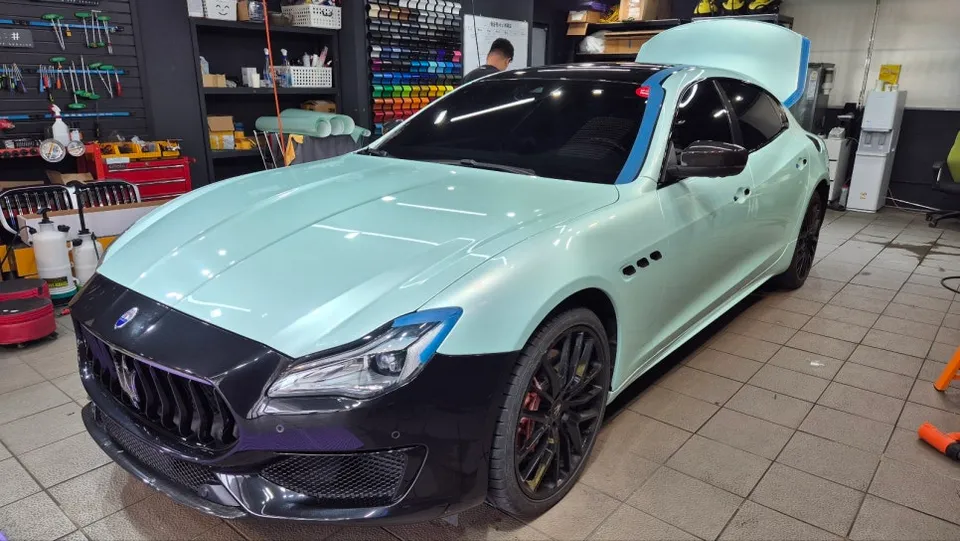 Maserati Quattroporteのカーラッピング事例|高級感あふれるジェイドグリーン 施工写真 3-3