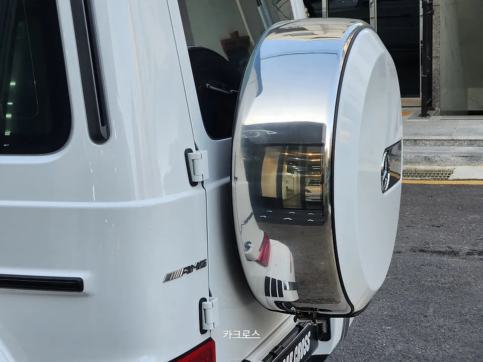 Mercedes-Benz G63 AMG スペアタイヤカバーのラッピング事例 施工写真 2-2