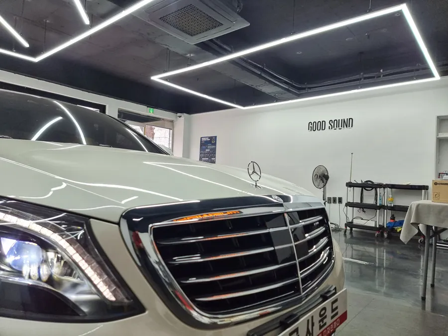 Mercedes-Benz S-Class W222のドライブレコーダー取付事例 写真