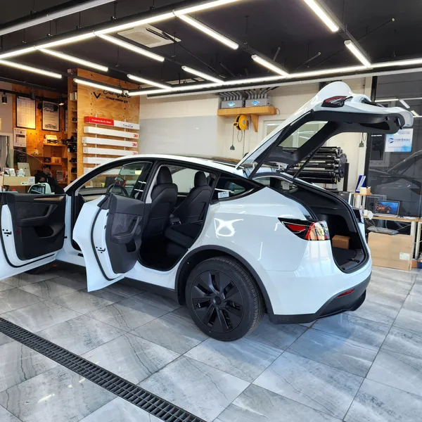 Tesla Model Yのカーフィルム施工事例｜費用目安・仕上がり 写真