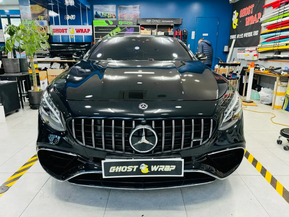 Mercedes-Benz S63 AMGのカーラッピング事例：傷隠しとドレスアップ 施工写真 3-2