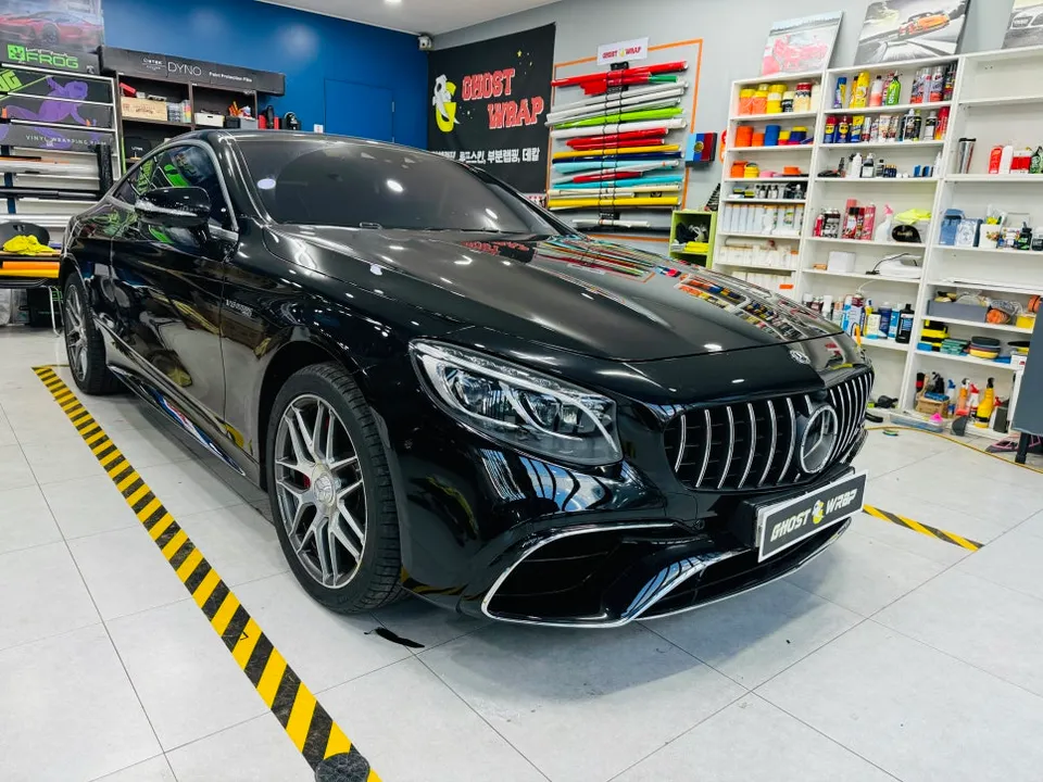 Mercedes-Benz S63 AMGのカーラッピング事例：傷隠しとドレスアップ 施工写真 1-3