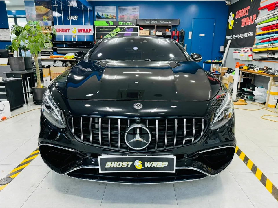 Mercedes-Benz S63 AMGのカーラッピング事例：傷隠しとドレスアップ 施工写真 2-3