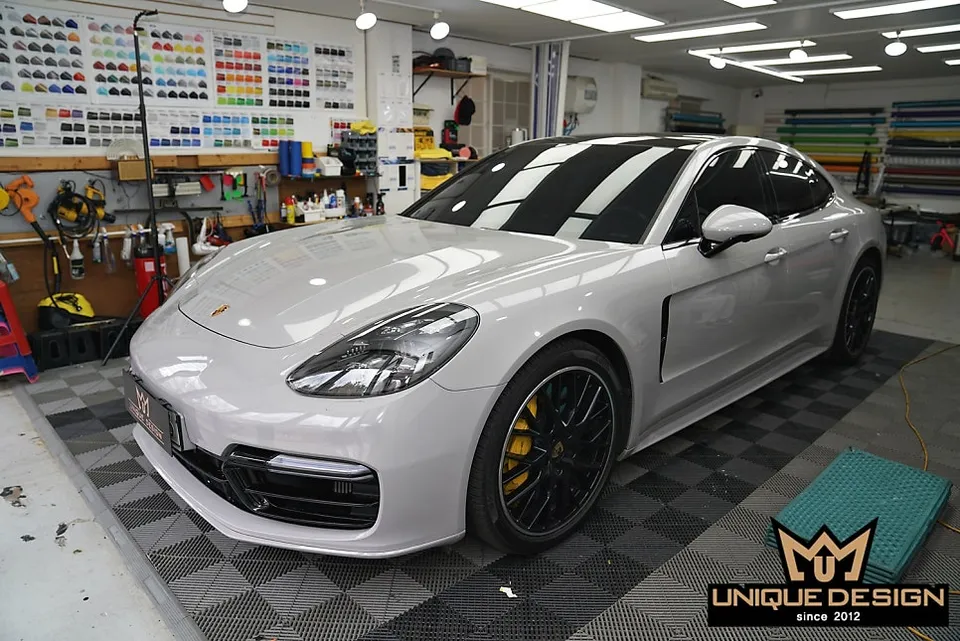 ポルシェ パナメーラ GTS カーラッピング事例|ロゴ再現 施工写真 3-1