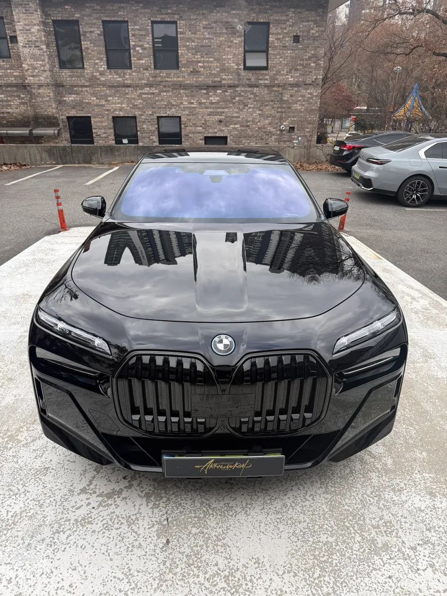BMW 7 SeriesのブラックPPF施工事例|高級感と保護効果 施工写真 1-3