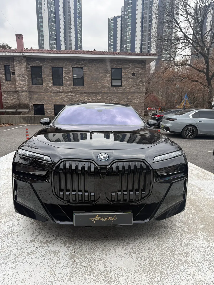 BMW 7 SeriesのブラックPPF施工事例|高級感と保護効果 施工写真 2-3