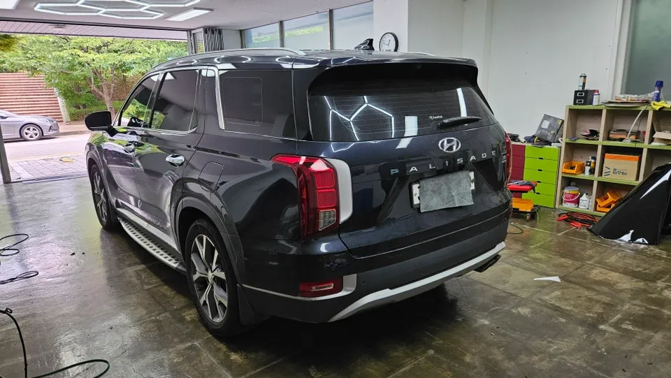 Hyundai Palisadeのドライブレコーダー取付事例 施工写真 4-1