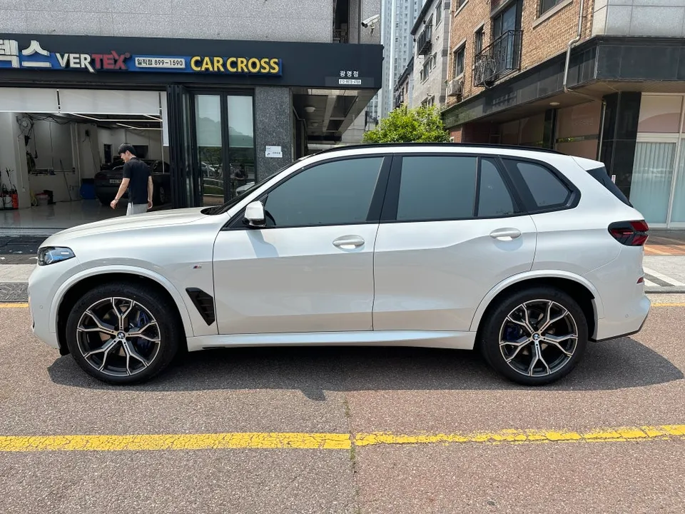 BMW X5 vinyl wrap - BMW X5 Vinyl Wrap Review: Real Carbon Interior Upgrade photo 3