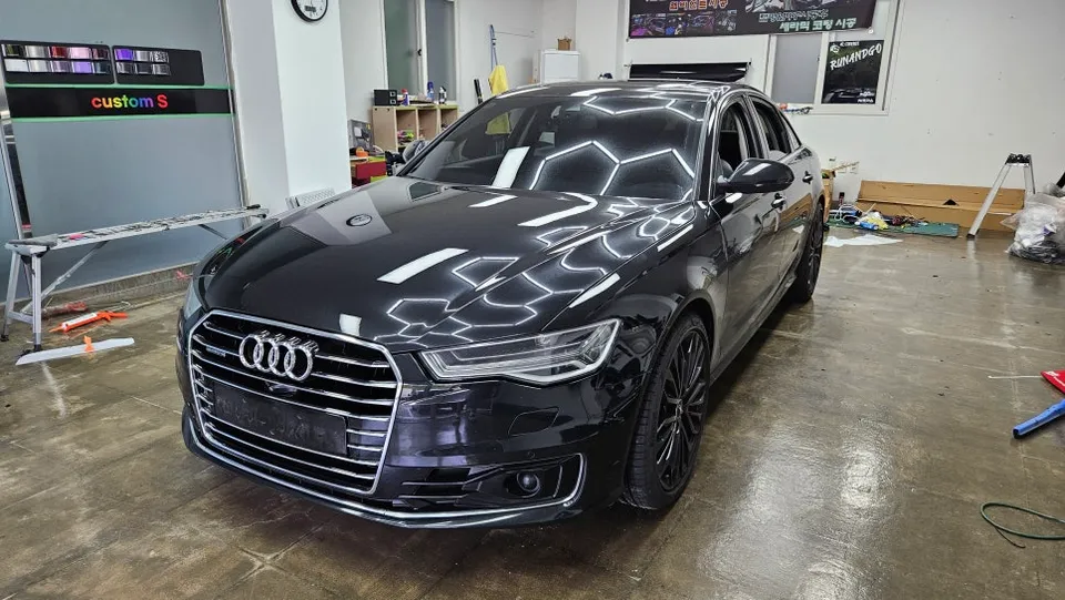 Audi A6のカーラッピング事例|クローム除去と室内カスタム 施工写真 1-1