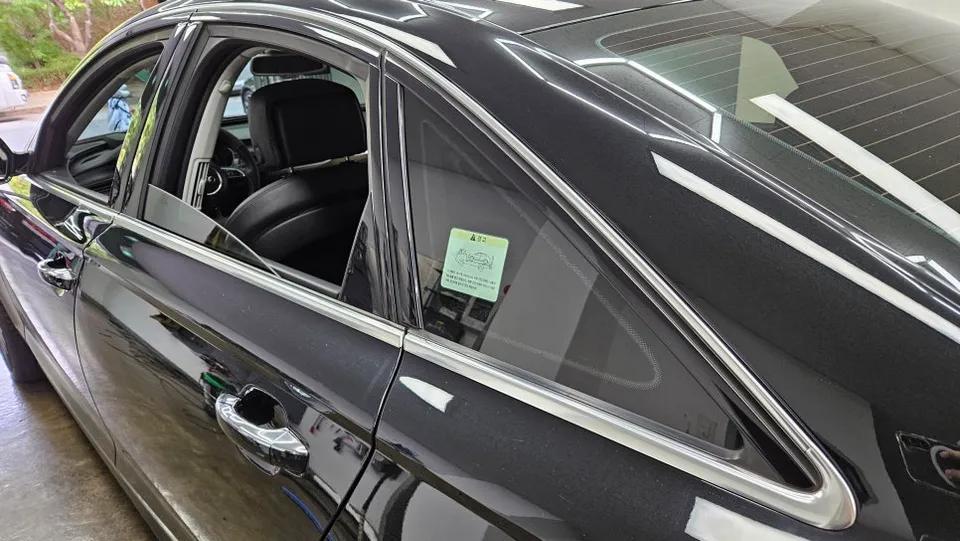 Audi A6のカーラッピング事例|クローム除去と室内カスタム 施工写真 2-1