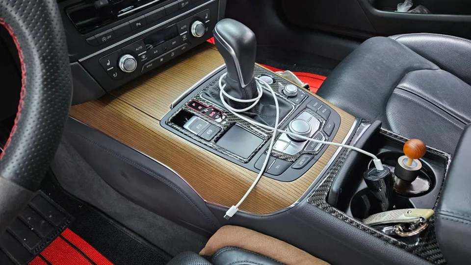 Audi A6のカーラッピング事例|クローム除去と室内カスタム 施工写真 1-2