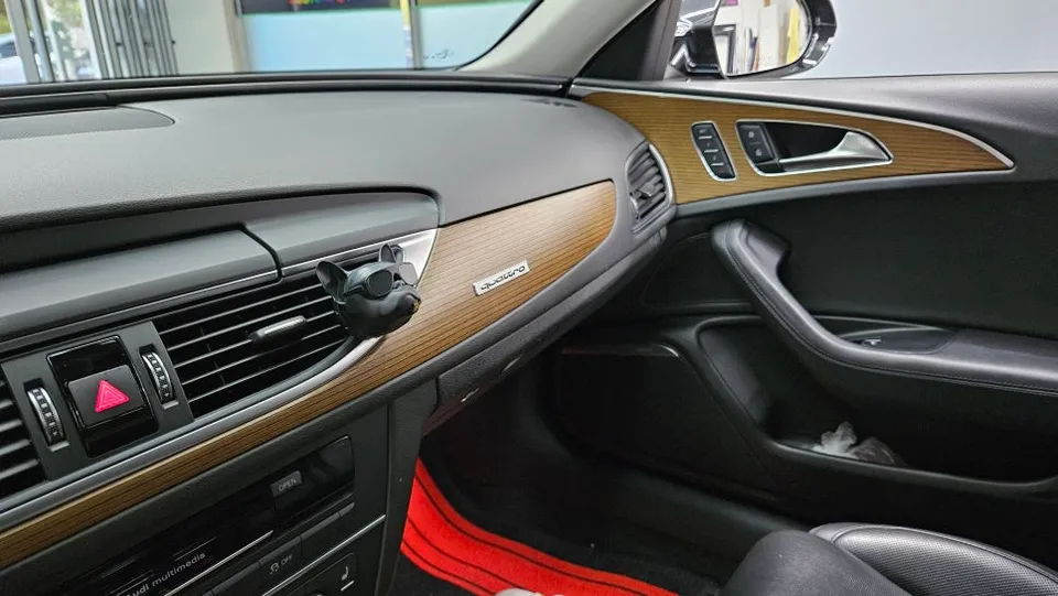 Audi A6のカーラッピング事例|クローム除去と室内カスタム 施工写真 2-2