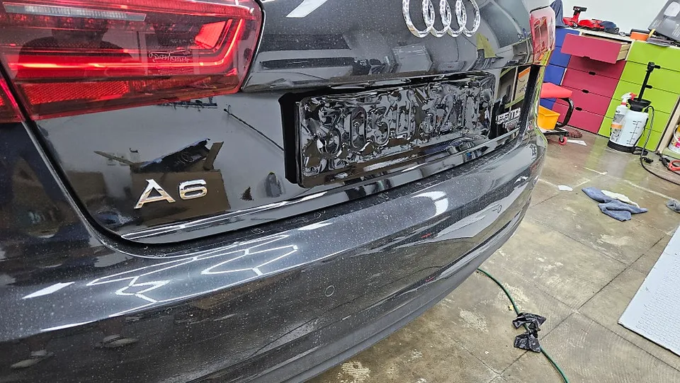 Audi A6のカーラッピング事例|クローム除去と室内カスタム 施工写真 3-2