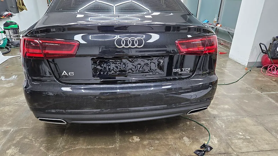 Audi A6のカーラッピング事例|クローム除去と室内カスタム 施工写真 1-3