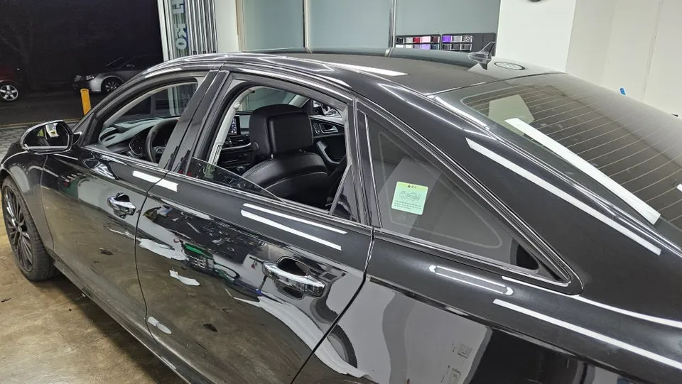 Audi A6のカーラッピング事例|クローム除去と室内カスタム 施工写真 2-3