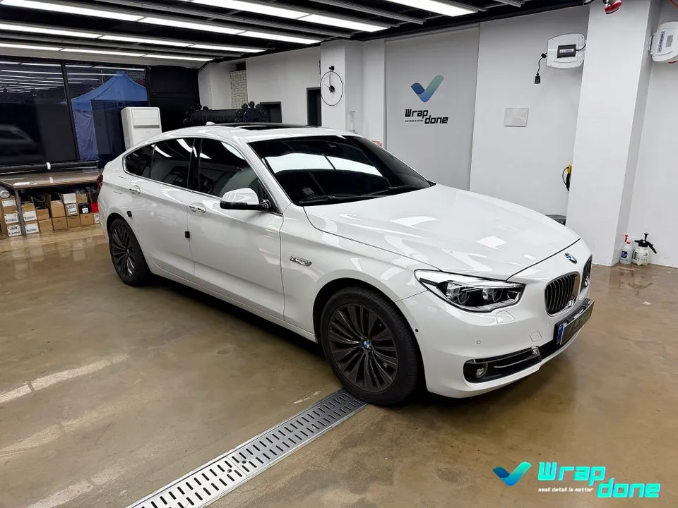 BMW 5 Seriesのカーラッピング事例：クロームモールをマットブラックに 施工写真 1-1