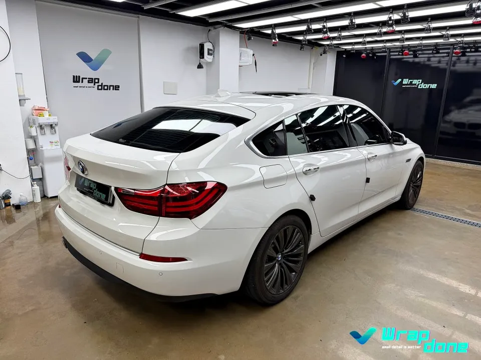 BMW 5 Seriesのカーラッピング事例：クロームモールをマットブラックに 施工写真 2-1