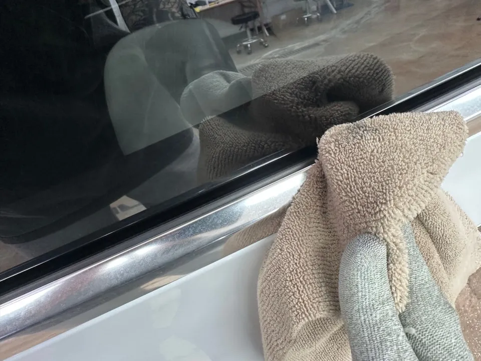Tesla Model 3のカーラッピング事例|サテンブラック化 施工写真 1-2