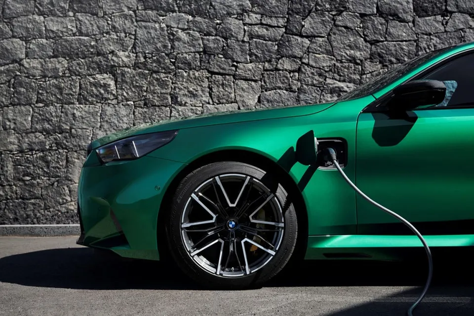 BMW M5のカーラッピング事例|費用目安・仕上がり 施工写真 2-1