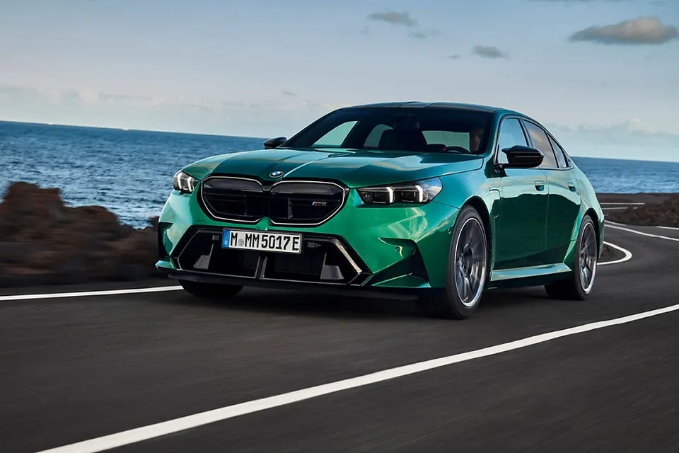 BMW M5のカーラッピング事例|費用目安・仕上がり 施工写真 3-1