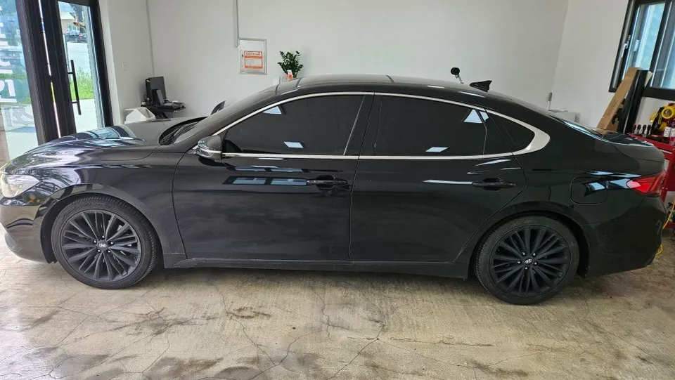 Hyundai Azeraのカーラッピング事例:クローム除去と再施工 施工写真 3-1