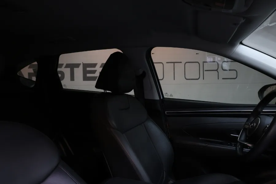 Lexus NXのカーフィルム施工事例|断熱・スモーク効果 施工写真 1-2