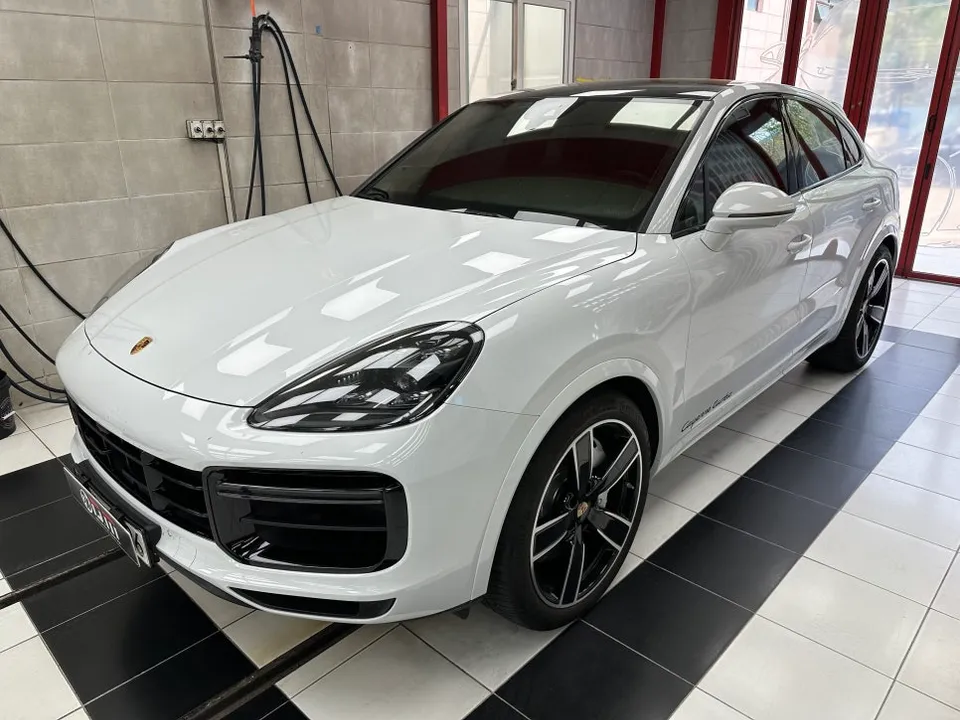 ポルシェ カイエンのカーラッピング事例|サテンブラックの高級感 施工写真 2-1