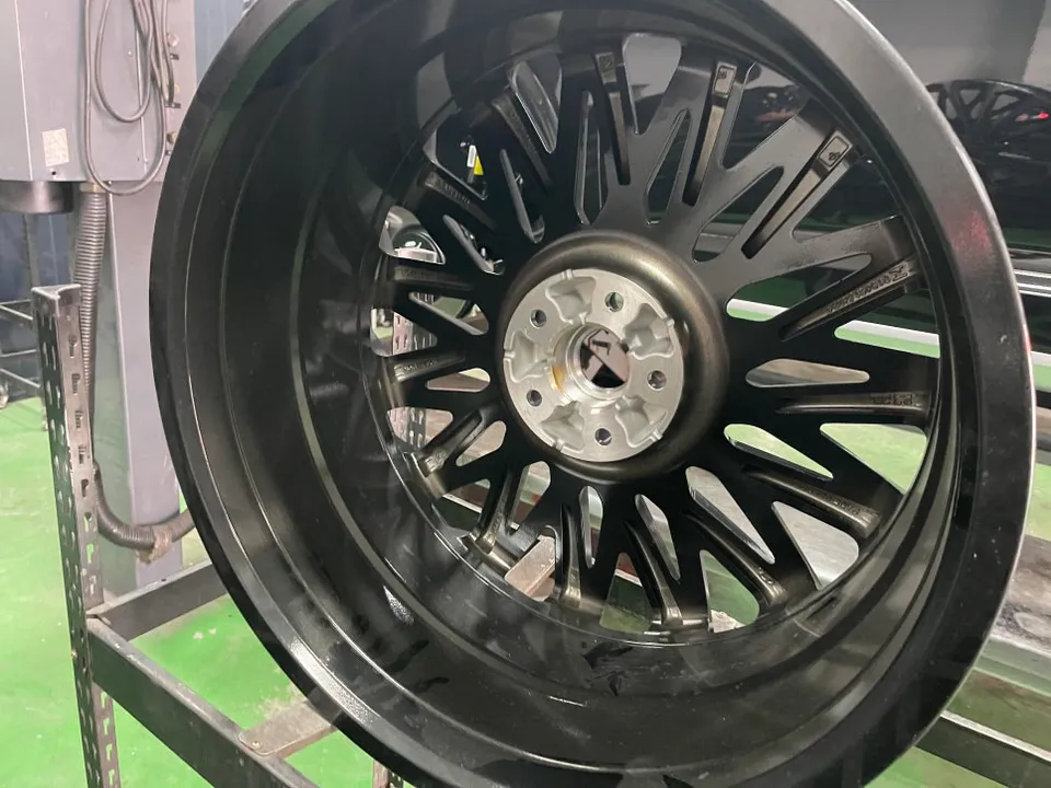 Hyundaiのホイールリペア・塗装事例 施工写真 4-2