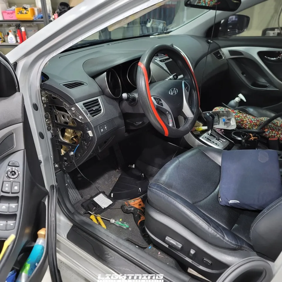 Hyundai Elantraのドラレコ取付事例|費用目安・仕上がり 施工写真 3-1