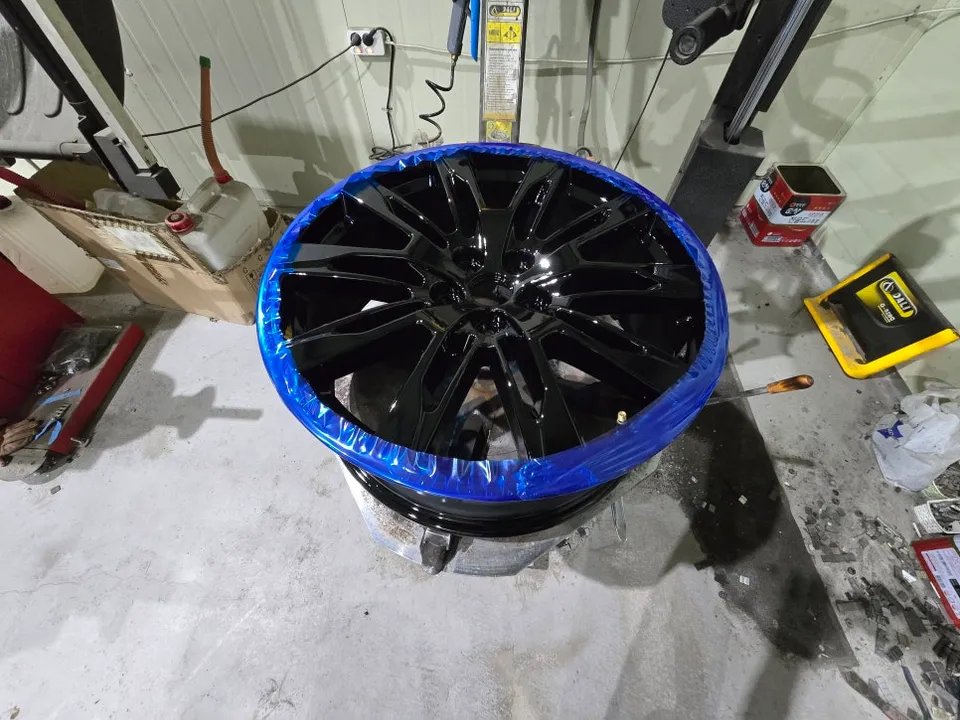 Ford Explorerのホイールリペア・塗装事例 施工写真 2-2