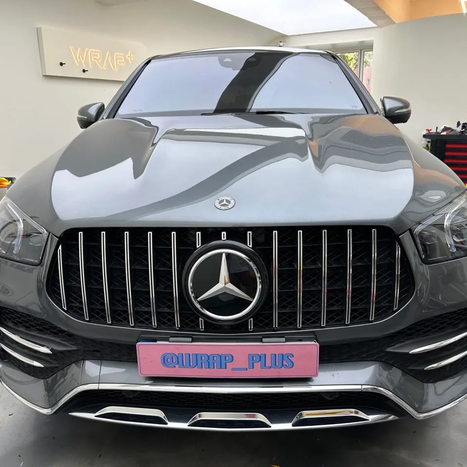 Mercedes-Benz GLE Coupeのカーラッピング事例:サテンブラックへの変貌 施工写真 1-1