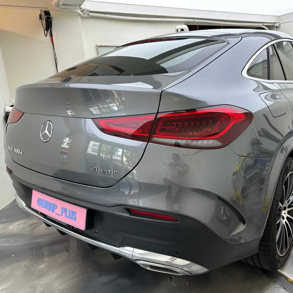 Mercedes-Benz GLE Coupeのカーラッピング事例:サテンブラックへの変貌 施工写真 2-1