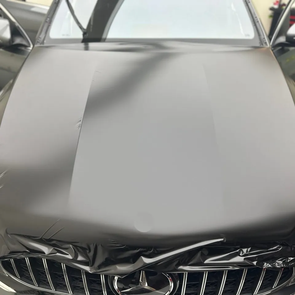 Mercedes-Benz GLE Coupeのカーラッピング事例:サテンブラックへの変貌 施工写真 2-2
