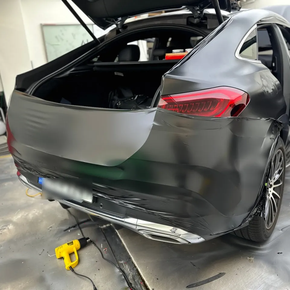 Mercedes-Benz GLE Coupeのカーラッピング事例:サテンブラックへの変貌 施工写真 1-3