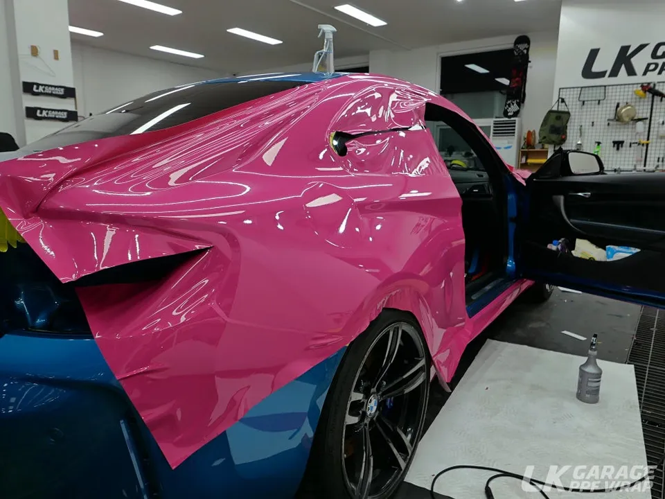 BMW M2のカーラッピング事例｜ホットピンクPETフィルム 施工写真 3-2