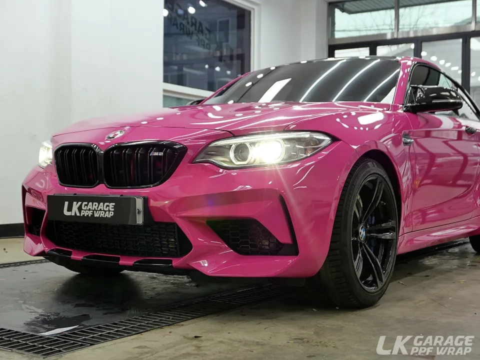 BMW M2のカーラッピング事例｜ホットピンクPETフィルム 施工写真 1-3