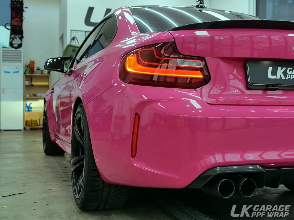 BMW M2のカーラッピング事例｜ホットピンクPETフィルム 施工写真 2-3