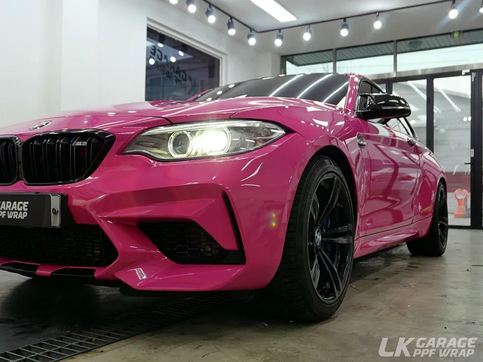 BMW M2のカーラッピング事例｜ホットピンクPETフィルム 施工写真 3-3
