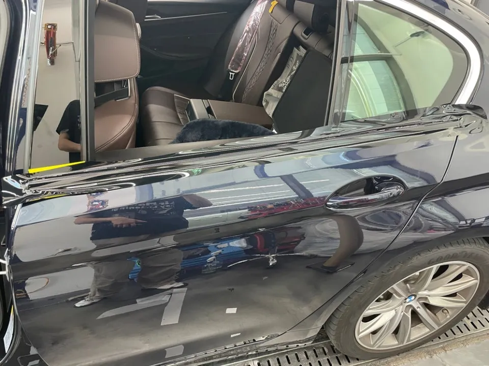 BMW 5 Seriesのカーラッピング事例｜クロームパーツのブラックアウト 施工写真 2-1