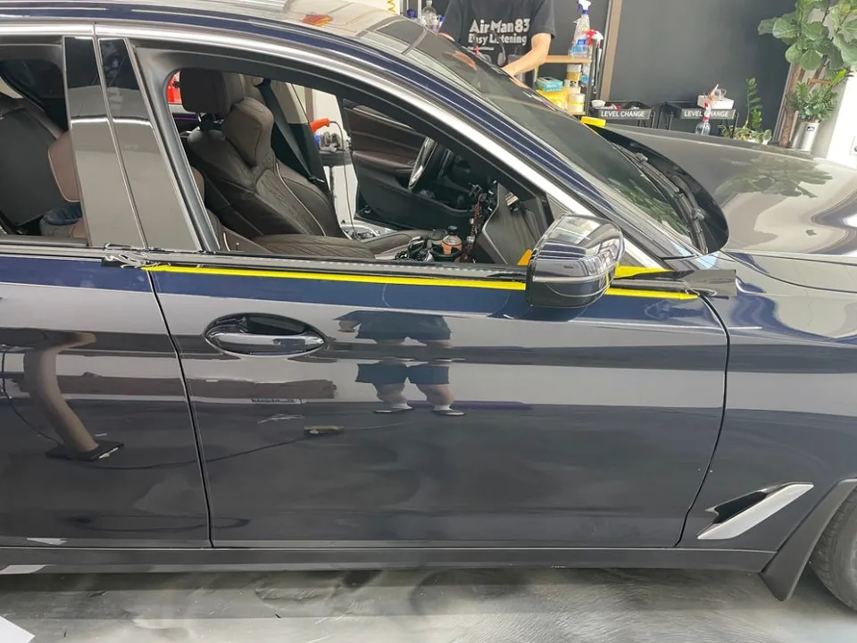 BMW 5 Seriesのカーラッピング事例｜クロームパーツのブラックアウト 施工写真 3-1