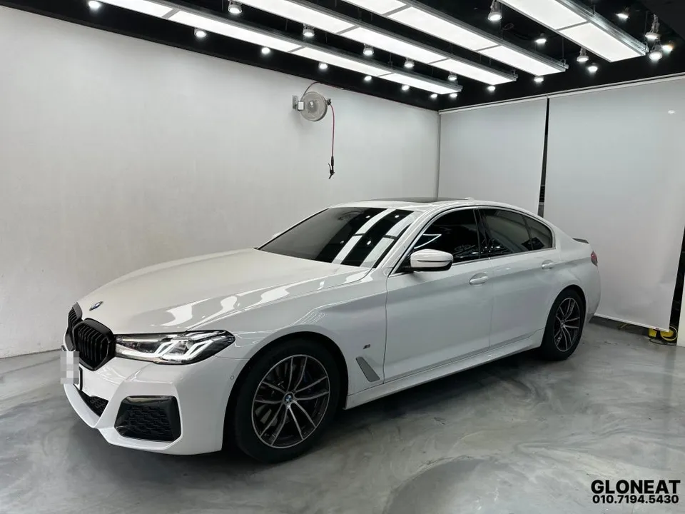 BMW 5 Series G30のカーラッピング事例：クロームパーツのブラックアウト 写真