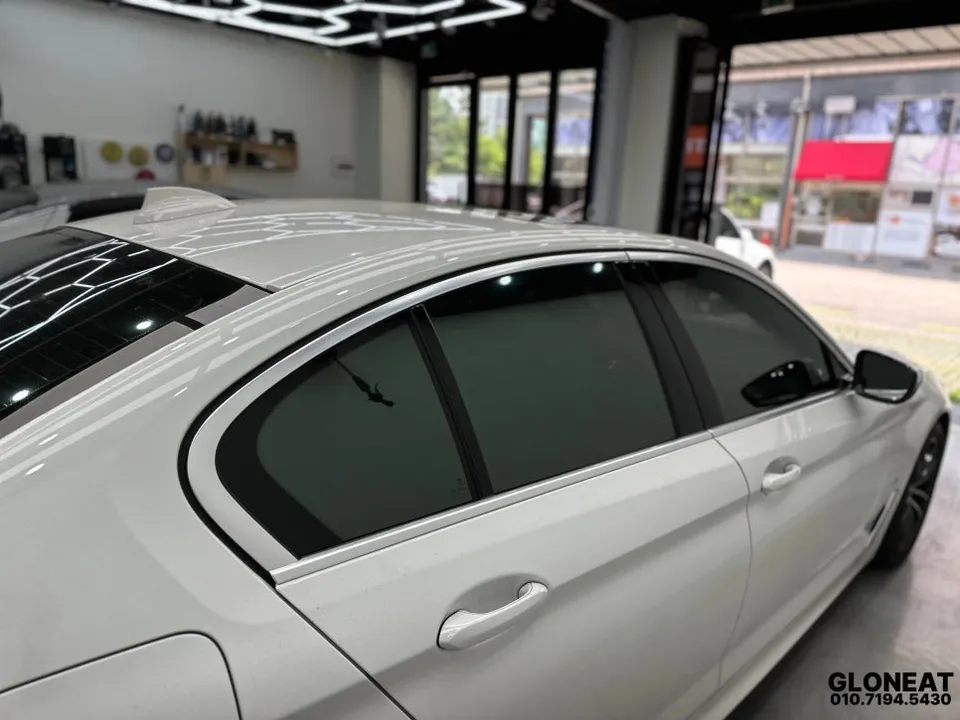 BMW 5 Series G30のカーラッピング事例:クロームパーツのブラックアウト 施工写真 3-1