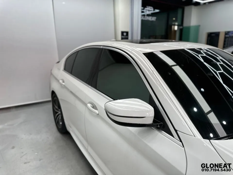 BMW 5 Series G30のカーラッピング事例:クロームパーツのブラックアウト 施工写真 2-2