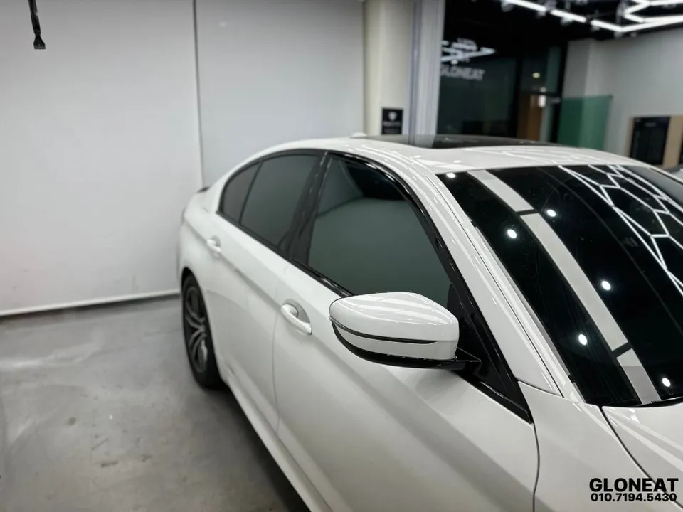 BMW 5 Series G30のカーラッピング事例:クロームパーツのブラックアウト 施工写真 3-2